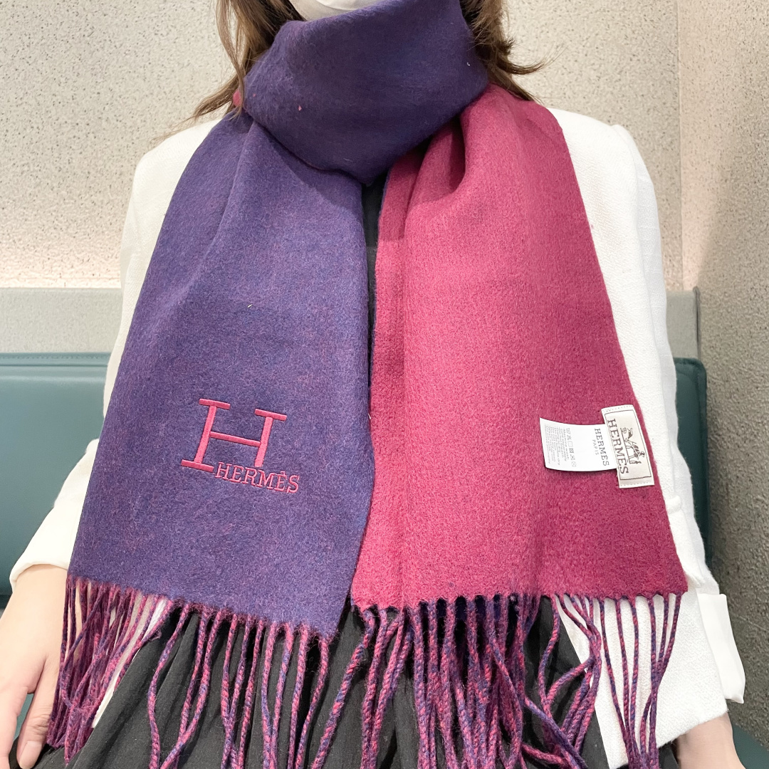 NO:704208,The new 2025 Hermès men's and women's scarves are available, buy them and cherish them~ They are all export orders, so it is rare to find something that is small but refined and beautiful. You must buy this H family women's scarf. The style is very feminine and it is a very Classic design for men and women. The classic large-area fabric is made of cashmere supplied by customers. It is very fine and soft, very beautiful. The upper body effect is unparalleled.  The atmosphere is simple and the color is super nice. Any boy or girl will like this style. The small logo is very exquisite and has a texture that is not ostentatious. It is suitable for formal wear or casual wear. It can be folded in half or hung in a circle. It is stylish for a gentleman and has a warm demeanor. Material cashmere, size 32x200 high version scarf, high version scarf, Hermes19860909上新2025爱马仕男女款围巾且买且珍惜~都是出口订单所以比较难遇东西讲究少而精好看的一定要收这款H家女士围巾,款式很有女性魅力是男女款里非常Classical的设计,经典大方面料采用的是客供的羊绒细腻柔软度都非常的好,非常漂亮.上身效果无敌好看大气简约,超级好看的配色,任何男生女生都会喜欢的款吧小小Logo非常精致的点缀有质感不张扬~~搭配正装或者搭配休闲装都很合适~对折挂围或者绕圈围都完全可以,绅士有型~有温度的风度.材质羊绒,尺寸32x200高版本围巾,高版本围巾,hermes,scarf