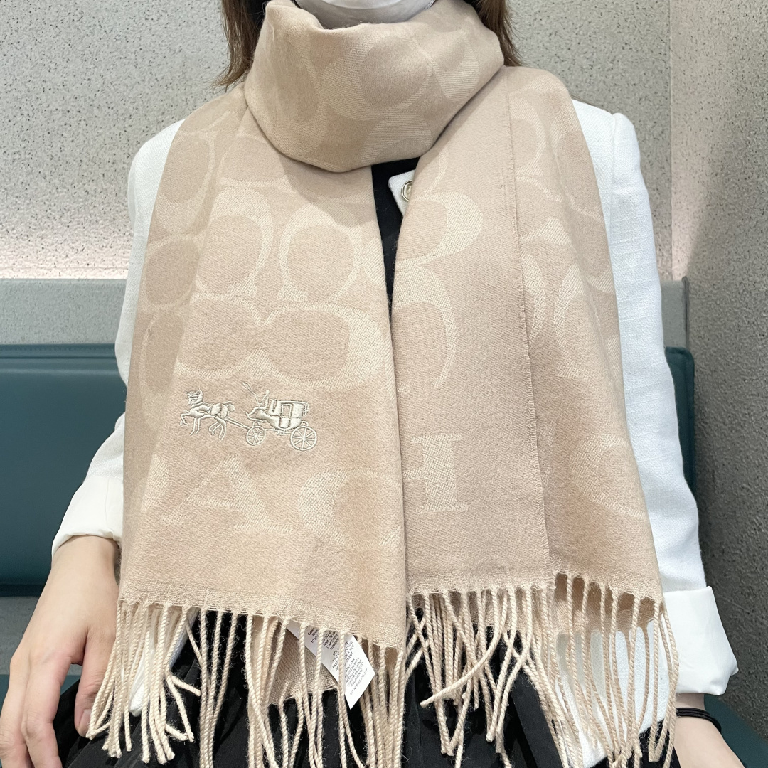 NO:704214,[Classic] COACH classic shawl is so pretty!  It not only has looks but also quality, 97 wool + 3 cashmere, it feels super soft and comfortable, the size is 195×53cm, the overall width is okay, it can be regarded as a small shawl. The front and back are made of complementary colors, one side has a dark logo with a light base, and the other side is the opposite color. The gentle and soft feeling scarf must be this one!  high version scarf,high version scarf,coach,coach,shawls19860909【经典款】COACH经典 蔻驰披肩也太好看了吧！不仅有颜值还有品质,97羊毛+3羊绒,手感超级软糯和舒服,尺寸195×53cm,整体宽度还可以,算是个小披肩.正反面做的互补色,一面是深色logo搭配浅色底,另一面是相反色,温温柔柔的感觉围巾一定要冲这一条！高版本围巾,高版本围巾,coach,coach,shawls,scarf