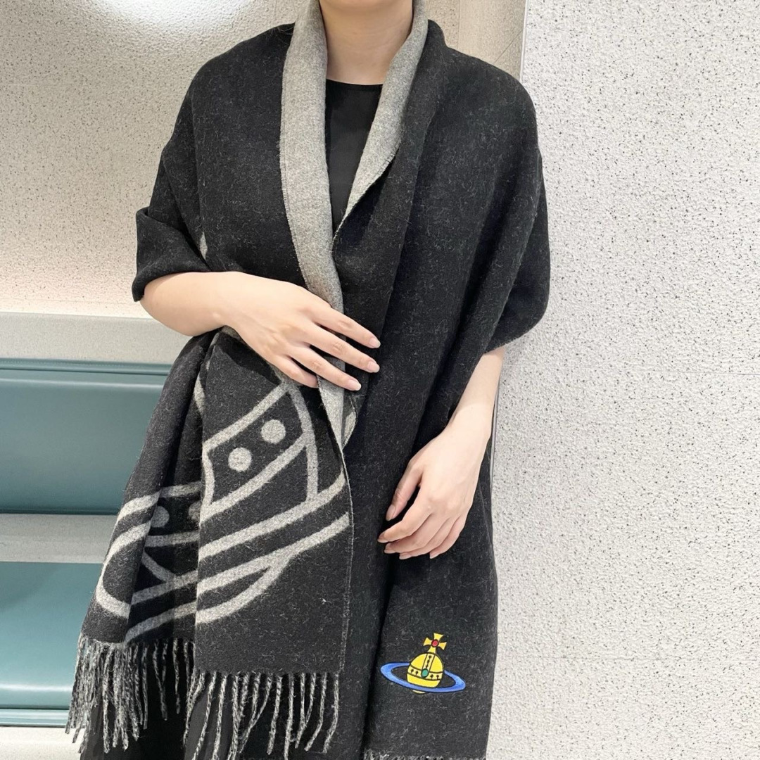 NO:711504,The British punk godmother 'Vivienne Westwood' loves Saturn. Spiritually, Vivenne Westwood is the fashion brand that best represents the British. A product that is strongly recommended this season. Big 'Saturn' Logo jacquard, the meaning of Saturn is also consistent with the design concept of the Queen Mother. The fabric is made of 95 most tensile wool and 5 cashmere. The size is 200*50, double-sided design, soft to the touch and not irritating, super popular hot style!  high version scarf, high version scarf19860909英国朋克教母“西太后Vivienne Westwood”最爱的土星从精神上,Vivenne Westwood才是最能代表英国人的时尚品牌.本季强推的一款产品.大“土星”Logo提花,土星的意义也是和西太后的设计理念是一致的.面料采用了95最具张力羊毛,5羊绒.尺寸200*50,双面设计,手感柔软不扎手,超级受追捧的爆款！高版本围巾,高版本围巾,scarf