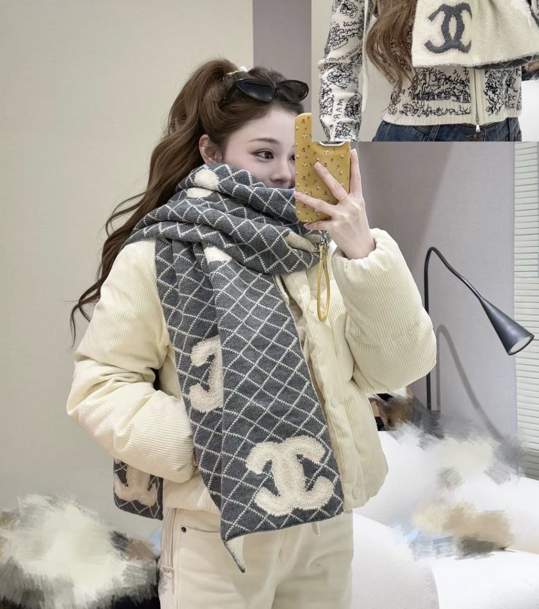 NO:711458,Chanel knitted double-sided scarf, top-end high-end product, beautiful and versatile, limited edition at the counter. Even if you have money, it is difficult to order top-quality cashmere knitted scarf. The entire scarf is all hand-knitted, high quality 35*200cm, soft and comfortable texture. High version scarf, high version scarf, chanel19860909香奈儿针织双面围巾,顶级高端货绝美百搭款专柜限量哦有钱都很难订到顶级山羊绒针织围巾,整条围巾全部手工订制针织,品质上乘35*200cm,质地柔软舒适高版本围巾,高版本围巾,chanel,scarf