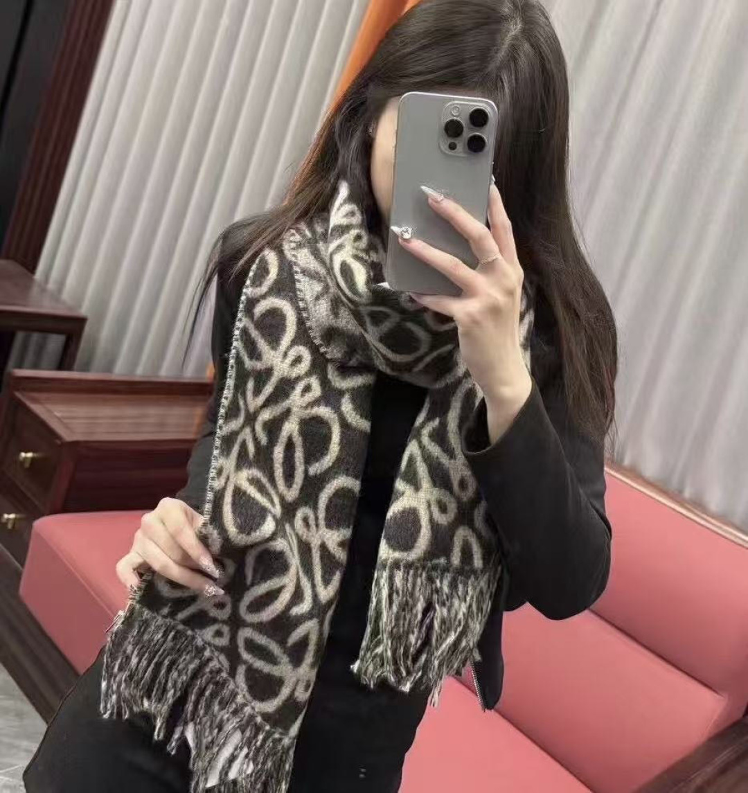 NO:711467,The top original unisex Loewe [LW Striped Long Scarf] is very lucky to get something from this brand. It is really rare. We rarely make orders in China, and the styles are really poor. Loewe is Spain's top luxury brand, adhering to tradition, craftsmanship, enthusiasm, and exuding a unique Spanish aristocratic atmosphere! This model is customized for the windows of the Barcelona counter! The overall composition of the scarf is their brand’s most classic LOGO style design. Specification 32x180, material cashmere high version scarf, high version scarf, loewe19860909顶级原单中性款罗意威【LW条纹长巾】很幸運拿到這個品牌的東西,真的不多見,很少在國內做訂單,款式真的少的可怜羅意威作為西班牙的頂尖奢侈品牌,秉承傳統,技藝,熱誠,散髮獨特的西班牙貴族氣息！本款為巴塞羅納專櫃的櫥窗定制款！围巾整体构图为他们品牌最经典的LOGO风格设计.规格32x180,材质羊绒高版本围巾,高版本围巾,loewe,scarf