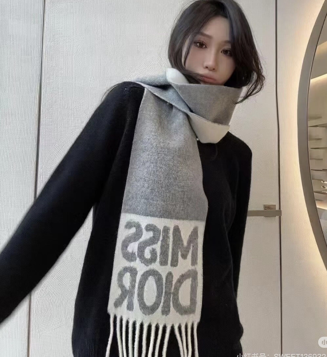 NO:711482,[DIOR Dior fringed long scarf] Size: 17×140CM Material: Cashmere Hot style, the latest style in the counter, double-sided cashmere, super versatile!  Super elegant!  Cashmere with such a large proportion is really super rare! Cashmere is known as 'soft gold' and has a soft and delicate feel. High version scarf, high version scarf, dior, dior, gold19860909【DIOR 迪奥流苏长巾】 尺寸:17×140CM 材质:山羊绒 爆款,专柜最新款式 双面羊绒 超百搭！超显气质！这么大比重的羊绒真的超级少见!羊绒 有世界公认的“软黄金”之称,手感柔软细腻高版本围巾,高版本围巾,dior,dior,gold,scarf