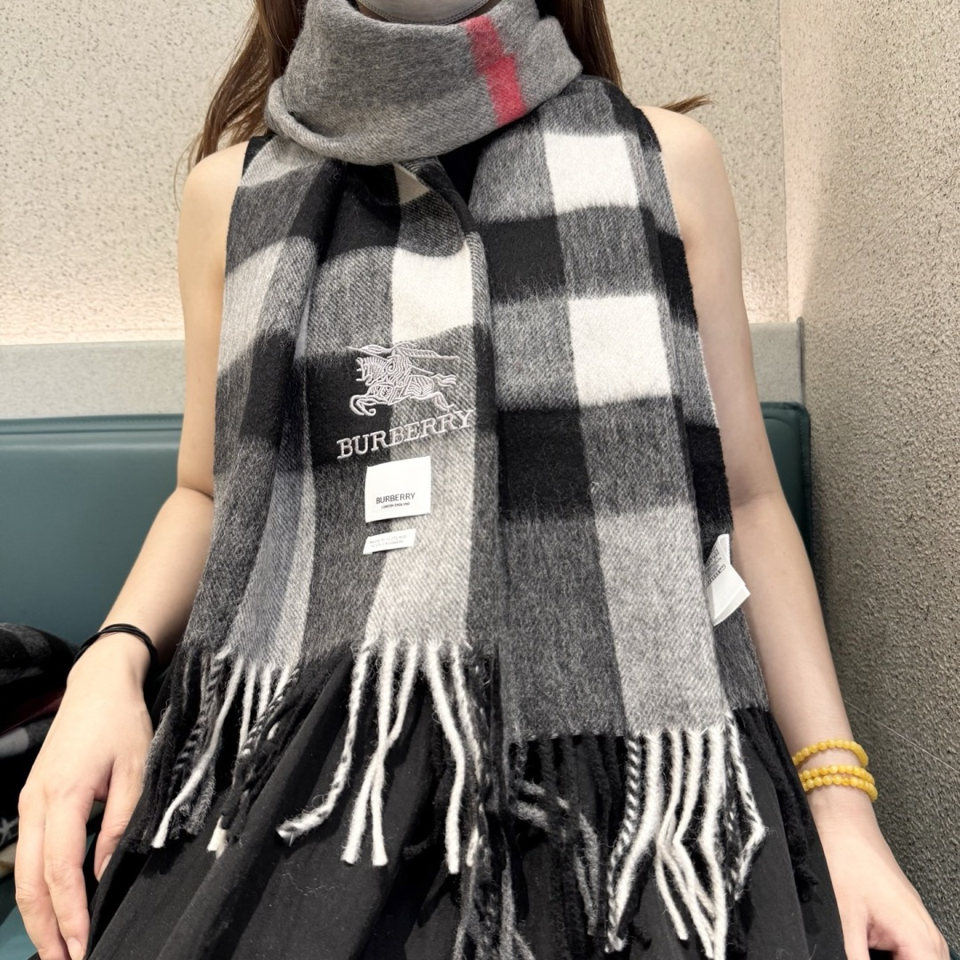 NO:711465,Hot new item, Couple model B family [Classic War Horse] Exclusive product Luxury is all in the size, high-end quality and super high cashmere quality will be favored by this brand. This quality is a rare knitted scarf on the market. It is really a super high-end product. Only such a big brand can have it. Every color is loved and every color is retained. Selling one less good product. Imported knitted cashmere size 180*32 high version scarf, high version scarf19860909爆款上新 情侣款B家【经典战马】独家牛货 奢华尽在尺寸之间,高端品质具有超高羊绒品质才会被此品牌青睐这种精品是市场上及其少见的围巾针织,真是超级高端货只有这种大品牌才会拥有每色都是大爱每色都留.卖一条少一条的好货 进口针织羊绒 尺寸180*32高版本围巾,高版本围巾,scarf