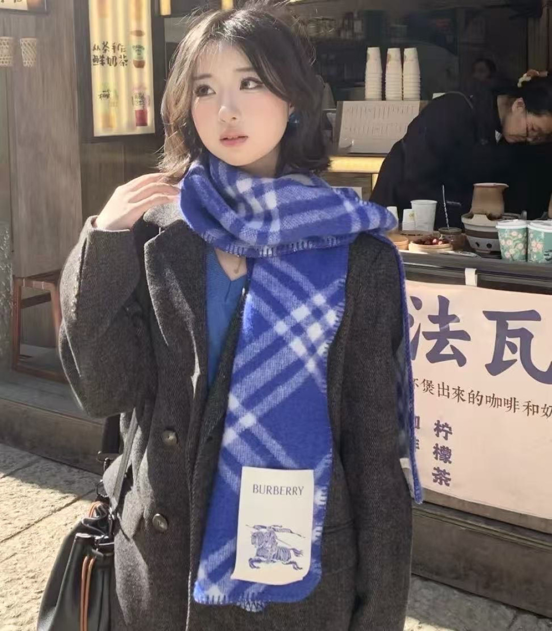 NO:711486,(The latest version in 2025 has reduced edges) The latest color matching [long diagonal scarf] The craftsmanship and materials are completely the same as those at the counters, rugged and durable, thick and warm, full of three-dimensionality, 100% matching, an absolutely indispensable item in winter, atmospheric wear with its own aura!  Paired with the couple's style, the brushed craftsmanship gives it a soft touch, ultra-fine twisting, and no line texture. Hand-made artificial overlocking, beautiful and tight ~ curved, non-mechanical, high saturation, looks great with any outfit. Material: wool, Size 182x30cm high version scarf, high version scarf19860909（2025最新版本缩边） 最新配色【斜格长巾】 工艺与材质完全与专柜无区别,粗犷耐用,厚实保暖 立体感十足,百分之百对版冬季里绝对不能少的一件单品,氛围感穿搭 自带气场！搭配情侣款绝绝子呀拉绒工艺赋予其柔软触感,超细捻线 无线条感.手工人工锁边包边、优美紧实～有弧度 非机械式 敲高饱和度,随搭都很出片 材质羊毛,Size182x30cm高版本围巾,高版本围巾,scarf