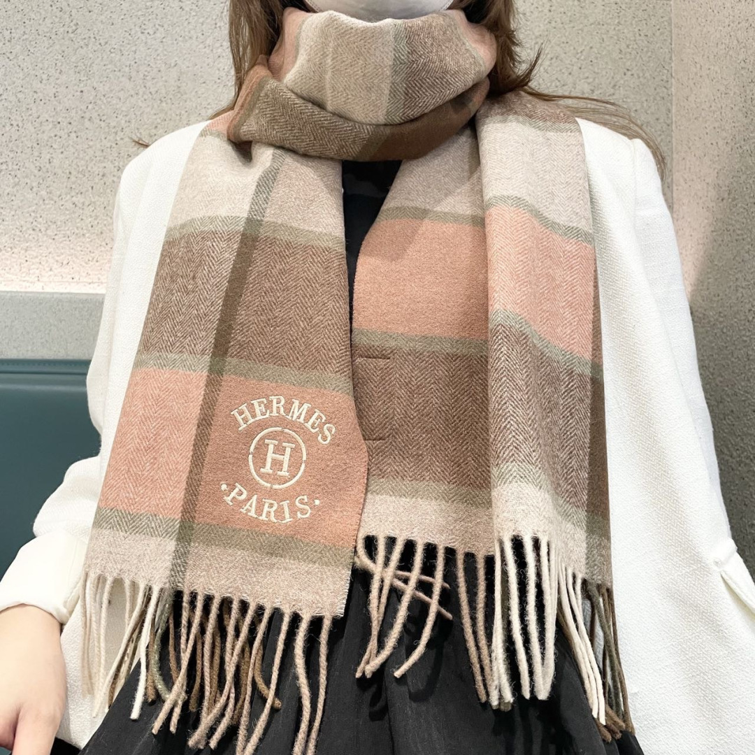NO:711490,The new 2025 Hermès men's and women's scarves are available, buy them and cherish them~ They are all export orders, so it is rare to find something that is small but refined and beautiful. You must buy this H family women's scarf. The style is very feminine and it is a very Classic design for men and women. The classic large-area fabric is made of cashmere supplied by customers. It is very fine and soft, very beautiful. The upper body effect is unparalleled.  The atmosphere is simple and the color is super nice. Any boy or girl will like this style. The small logo is very exquisite and has a texture that is not ostentatious. It is suitable for formal wear or casual wear. It can be folded in half or hung in a circle. It is stylish for a gentleman and has a warm demeanor. Material cashmere, size 32x200 high version scarf, high version scarf, Hermes19860909上新2025爱马仕男女款围巾且买且珍惜~都是出口订单所以比较难遇东西讲究少而精好看的一定要收这款H家女士围巾,款式很有女性魅力是男女款里非常Classical的设计,经典大方面料采用的是客供的羊绒细腻柔软度都非常的好,非常漂亮.上身效果无敌好看大气简约,超级好看的配色,任何男生女生都会喜欢的款吧小小Logo非常精致的点缀有质感不张扬~~搭配正装或者搭配休闲装都很合适~对折挂围或者绕圈围都完全可以,绅士有型~有温度的风度.材质羊绒,尺寸32x200高版本围巾,高版本围巾,hermes,scarf