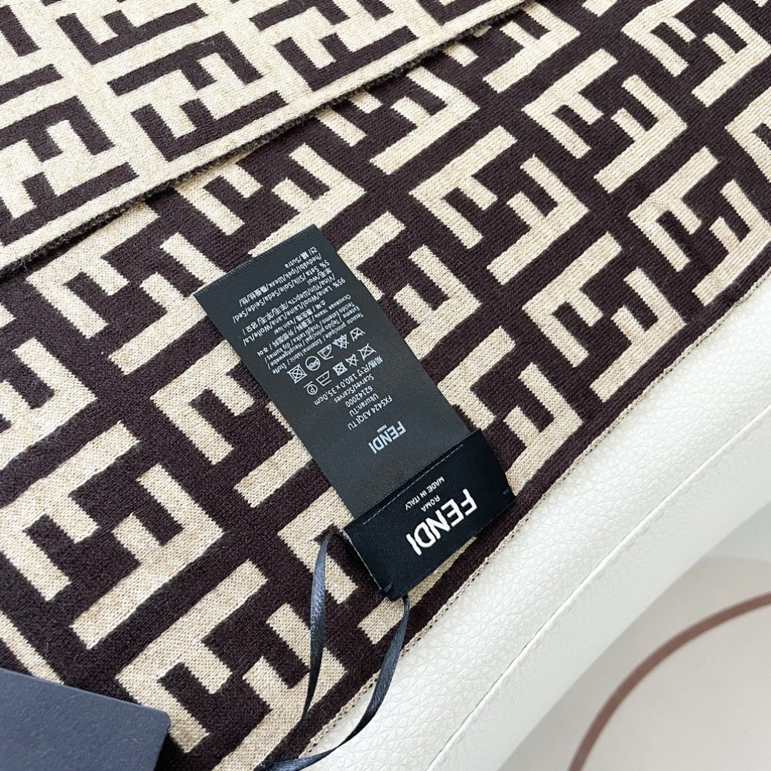 爆款上新 情侣款👍👍芬迪 独家牛货🐂 奢华尽在尺寸之间，高端品质‼️具有超高羊绒品质才会被此品牌青睐‼️