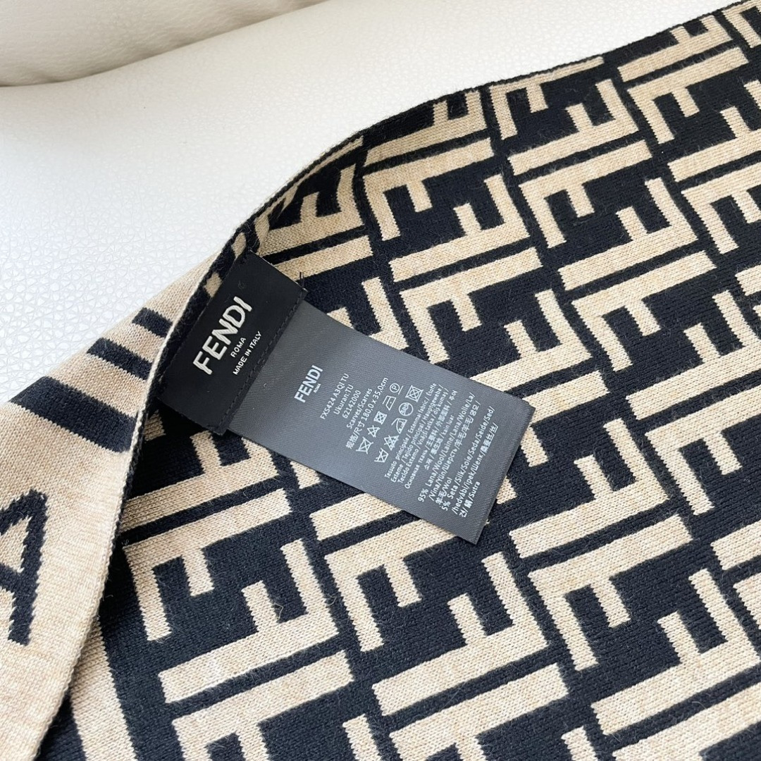 爆款上新 情侣款👍👍芬迪 独家牛货🐂 奢华尽在尺寸之间，高端品质‼️具有超高羊绒品质才会被此品牌青睐‼️