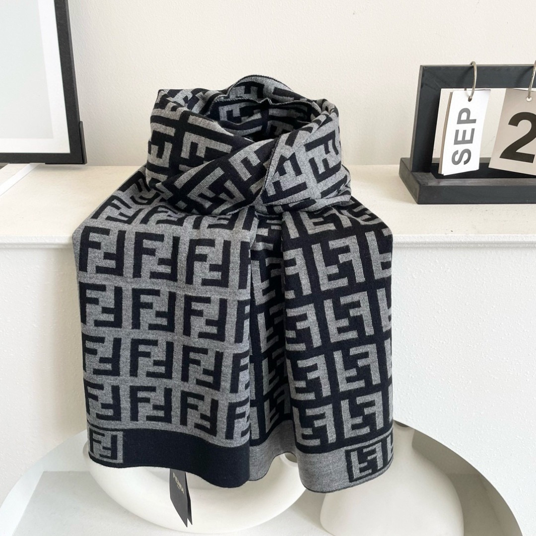 爆款上新 情侣款👍👍芬迪 独家牛货🐂 奢华尽在尺寸之间，高端品质‼️具有超高羊绒品质才会被此品牌青睐‼️