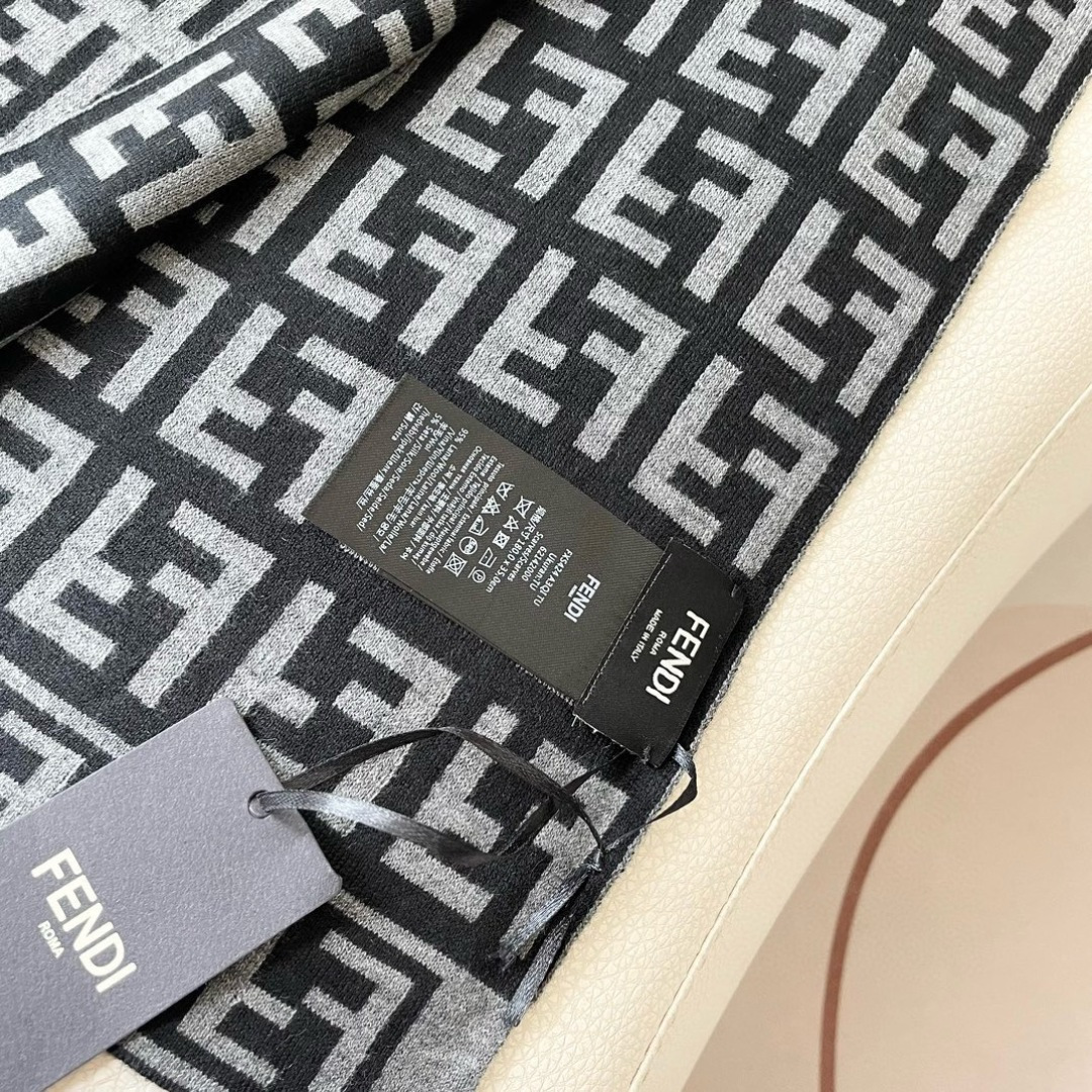 爆款上新 情侣款👍👍芬迪 独家牛货🐂 奢华尽在尺寸之间，高端品质‼️具有超高羊绒品质才会被此品牌青睐‼️