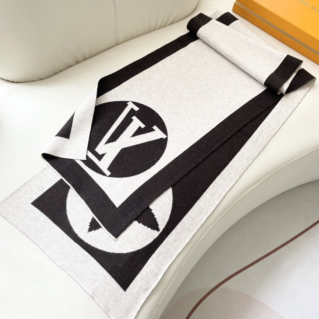 爆款上新 情侣款👍👍LV 独家牛货🐂 奢华尽在尺寸之间，高端品质‼️具有超高羊绒品质才会被此品牌青睐‼️