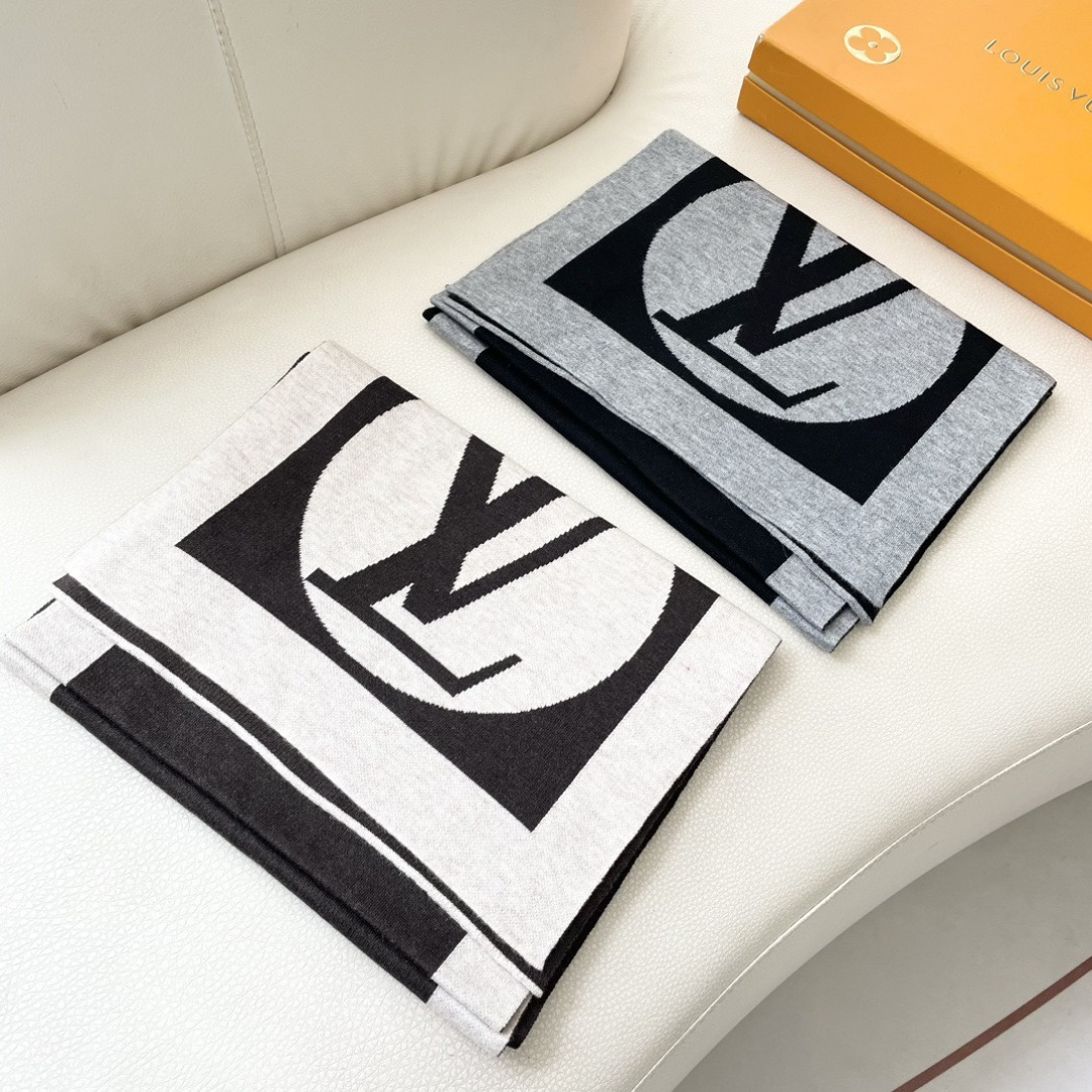 爆款上新 情侣款👍👍LV 独家牛货🐂 奢华尽在尺寸之间，高端品质‼️具有超高羊绒品质才会被此品牌青睐‼️