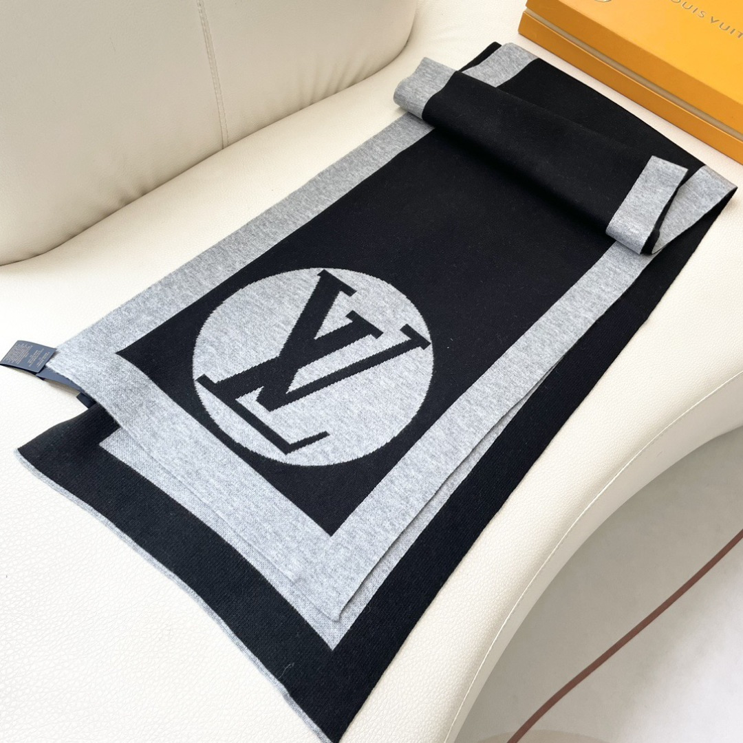 爆款上新 情侣款👍👍LV 独家牛货🐂 奢华尽在尺寸之间，高端品质‼️具有超高羊绒品质才会被此品牌青睐‼️