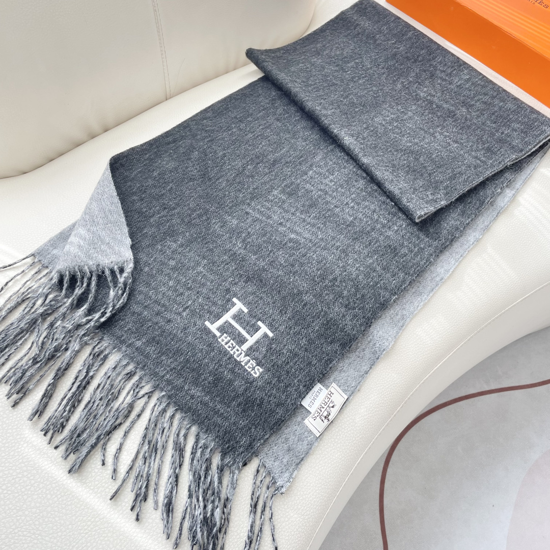 上新爱马仕男女款围巾且买且珍惜😍~都是出口订单所以比较难遇❤️东西讲究少而精😍好看的一定要收😎这款H家女