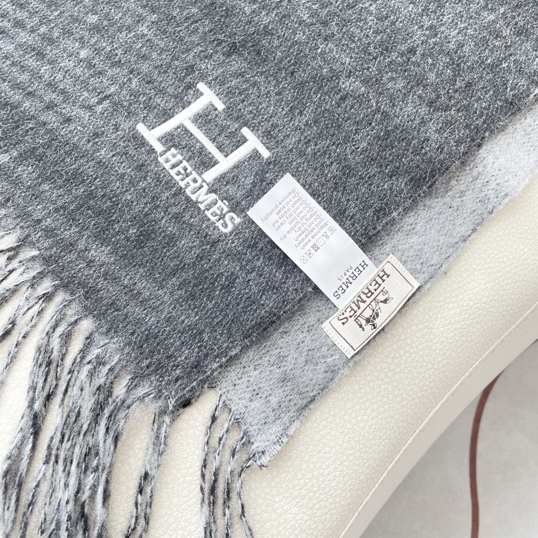 上新爱马仕男女款围巾且买且珍惜😍~都是出口订单所以比较难遇❤️东西讲究少而精😍好看的一定要收😎这款H家女