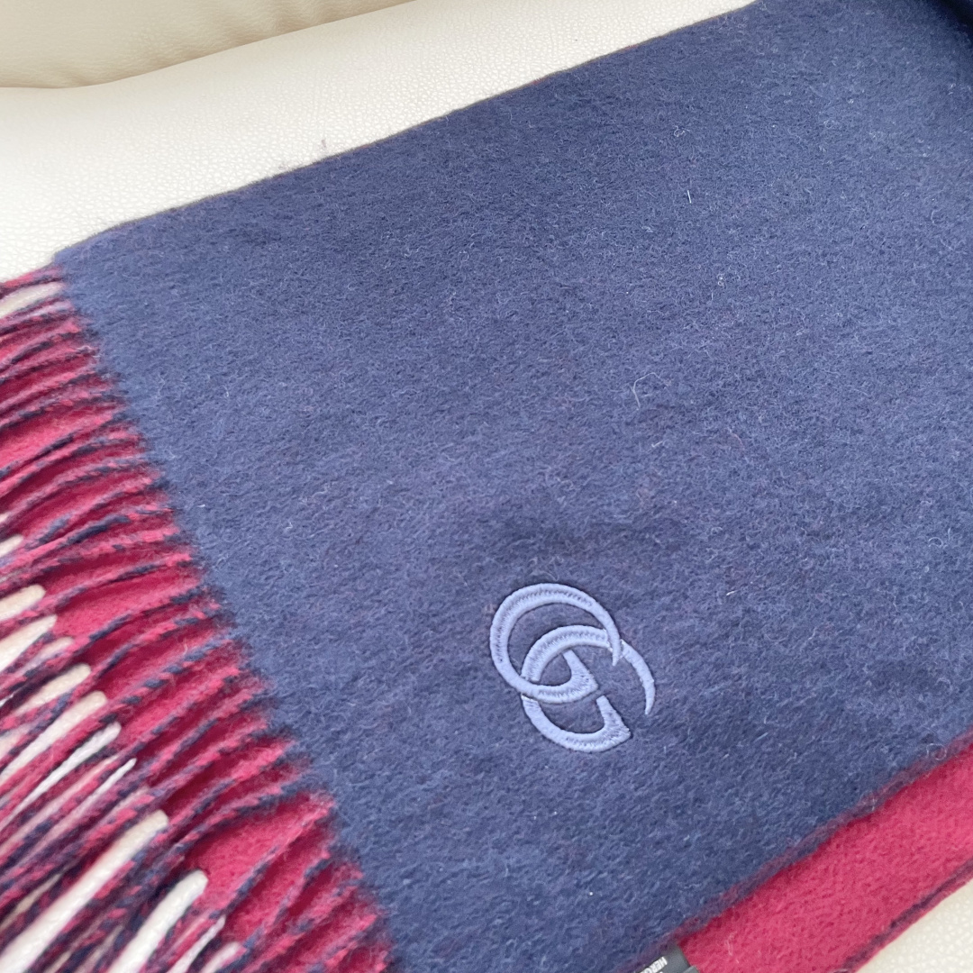 GUCCI（古奇）完美渐变！代购级别！最新双面两用古驰围巾，永远加分的G秋冬单品！各种穿衣风格都可以和她