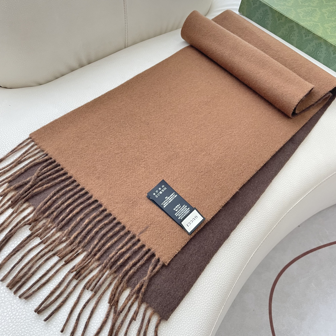 GUCCI（古奇）完美渐变！代购级别！最新双面两用古驰围巾，永远加分的G秋冬单品！各种穿衣风格都可以和她