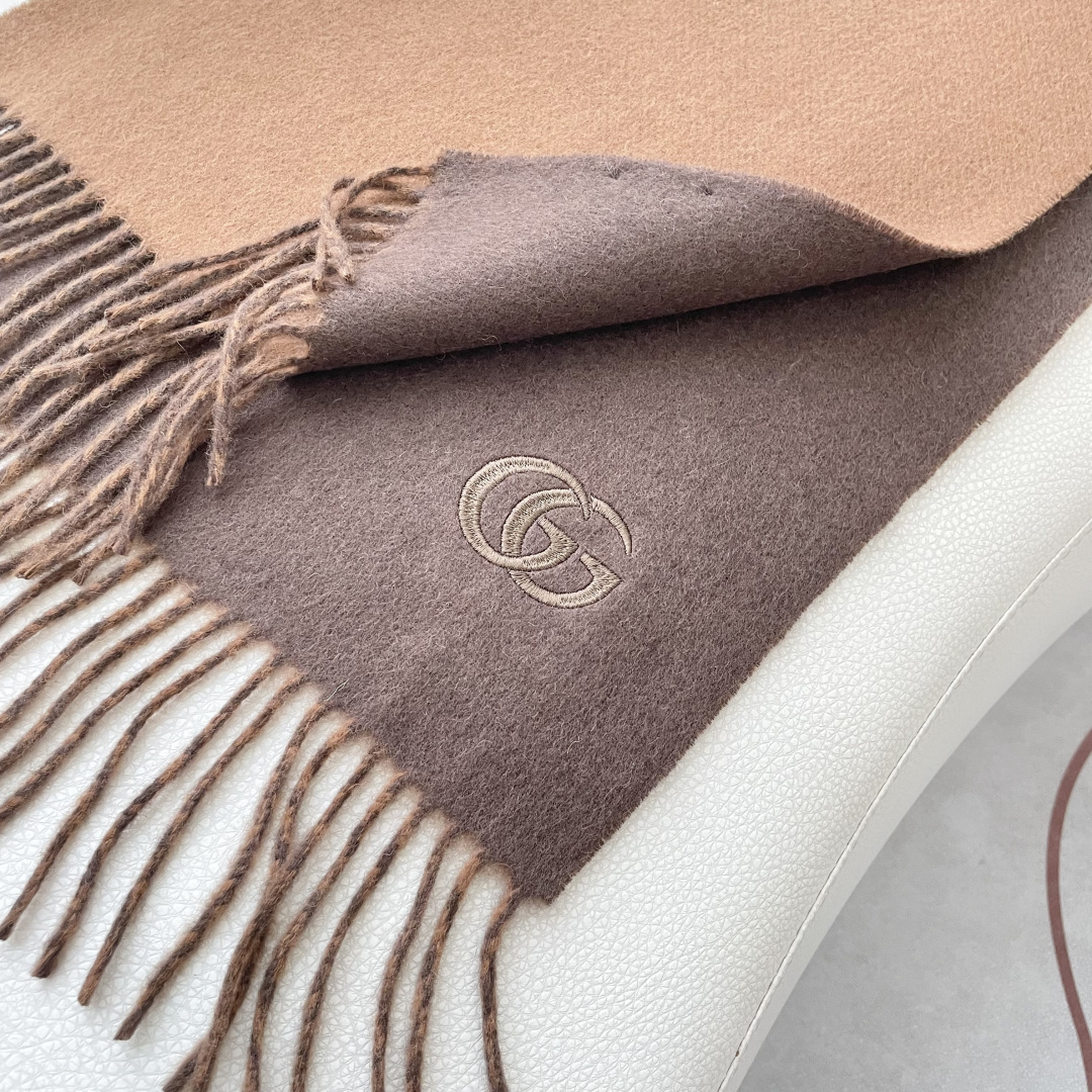 GUCCI（古奇）完美渐变！代购级别！最新双面两用古驰围巾，永远加分的G秋冬单品！各种穿衣风格都可以和她