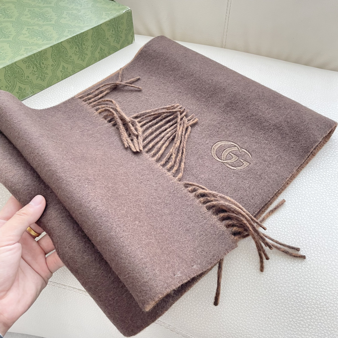 GUCCI（古奇）完美渐变！代购级别！最新双面两用古驰围巾，永远加分的G秋冬单品！各种穿衣风格都可以和她