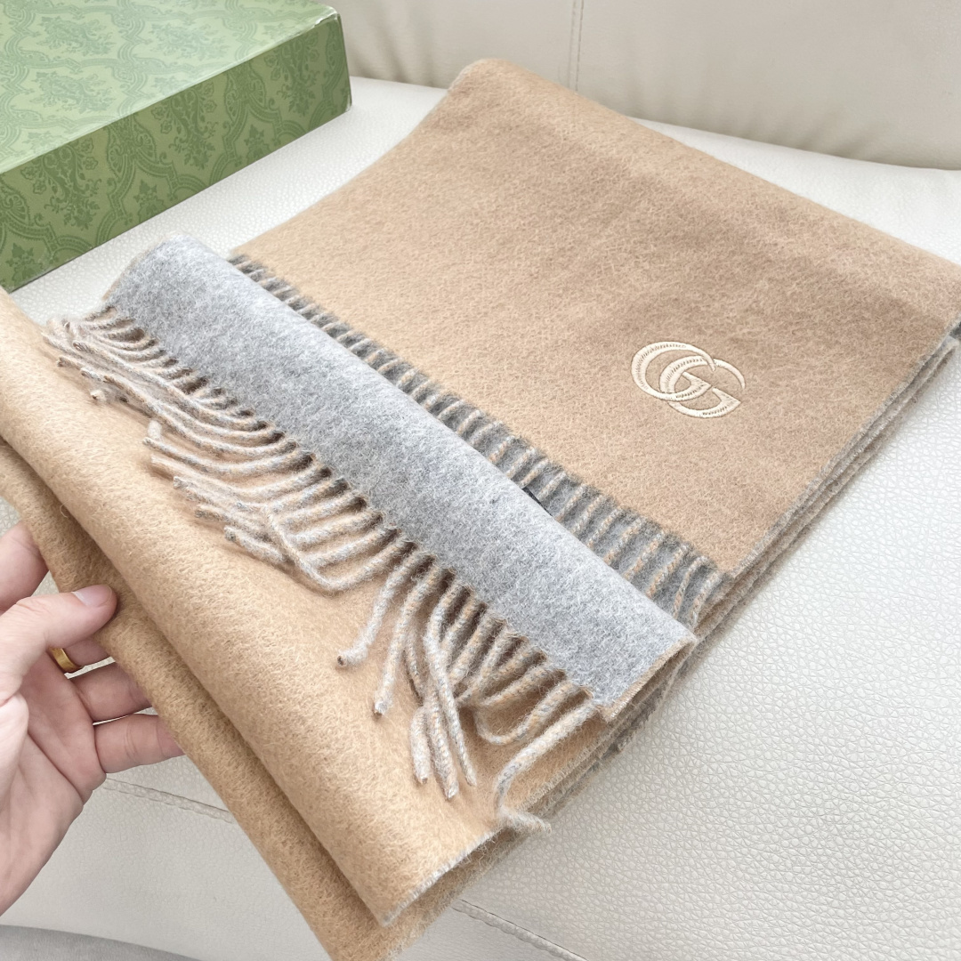 GUCCI（古奇）完美渐变！代购级别！最新双面两用古驰围巾，永远加分的G秋冬单品！各种穿衣风格都可以和她