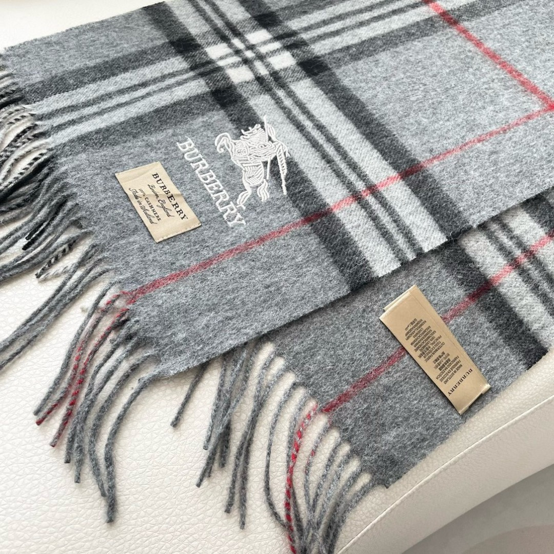 王牌口碑burberry深度水波纹经典羊绒格子围巾‼专柜最新品相，目前专柜都换上了新标👍经典中的经典.全