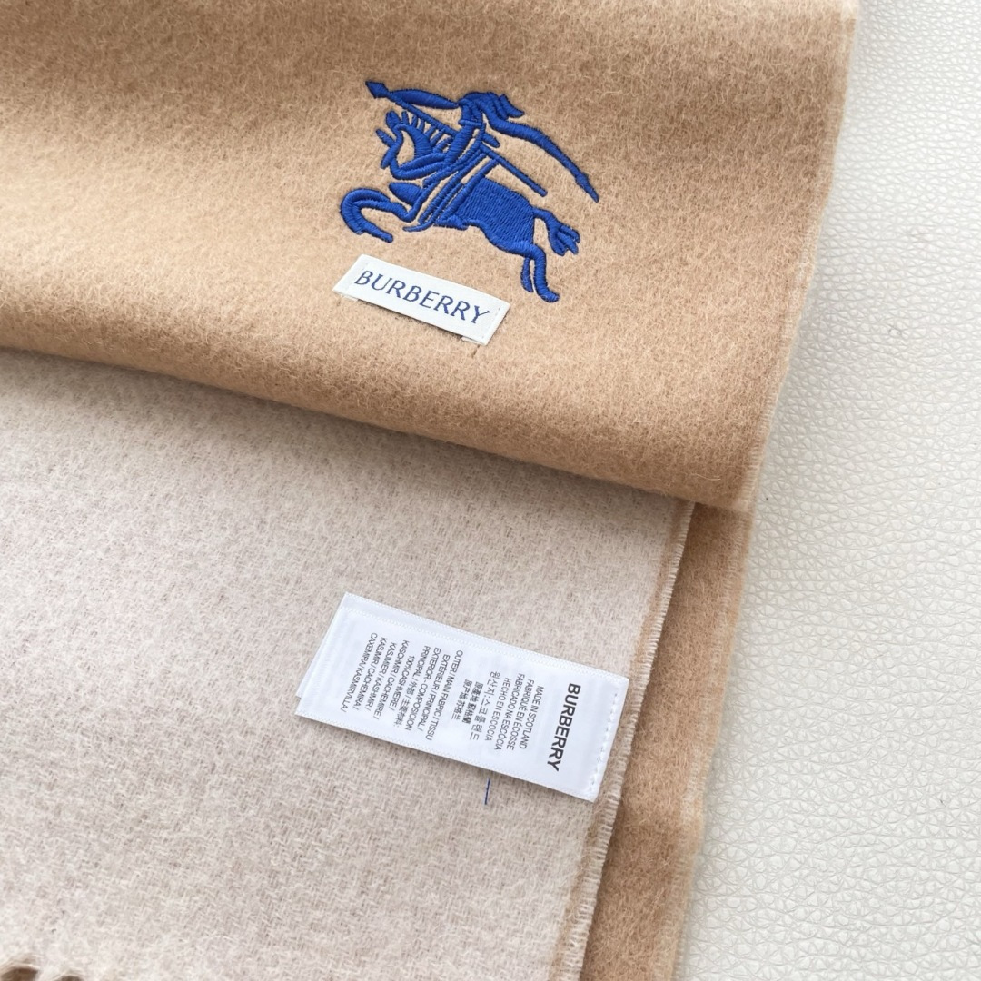 王牌口碑burberry深度水波纹经典羊绒格子围巾‼专柜最新品相，目前专柜都换上了新标👍经典中的经典.全