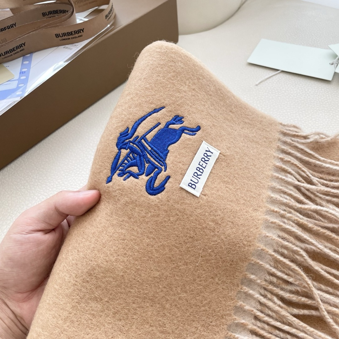 王牌口碑burberry深度水波纹经典羊绒格子围巾‼专柜最新品相，目前专柜都换上了新标👍经典中的经典.全