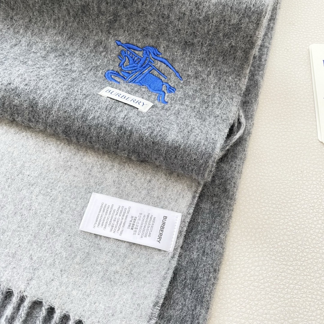 王牌口碑burberry深度水波纹经典羊绒格子围巾‼专柜最新品相，目前专柜都换上了新标👍经典中的经典.全