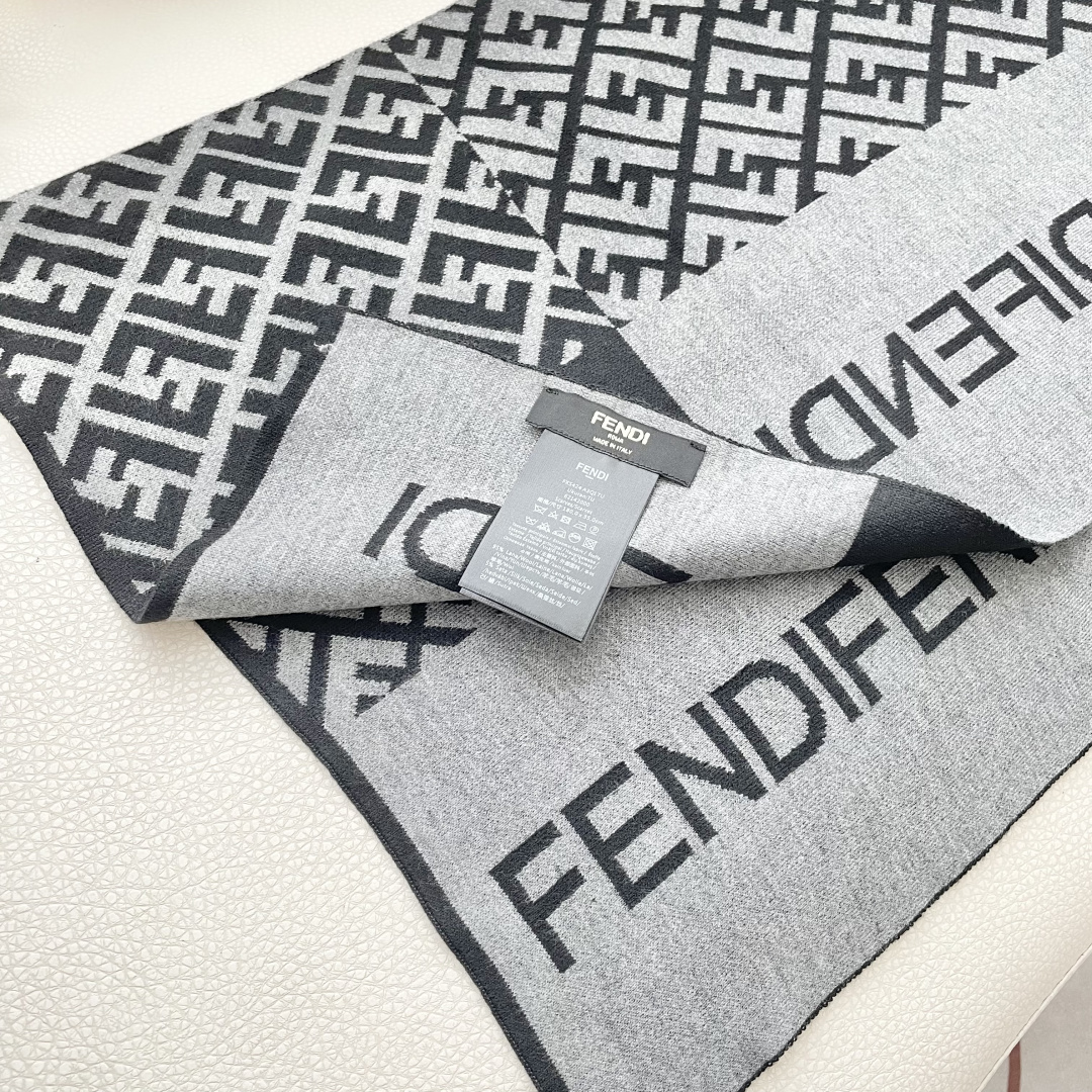 爆款上新 情侣款👍👍芬迪 独家牛货🐂 奢华尽在尺寸之间，高端品质‼️具有超高羊绒品质才会被此品牌青睐‼️