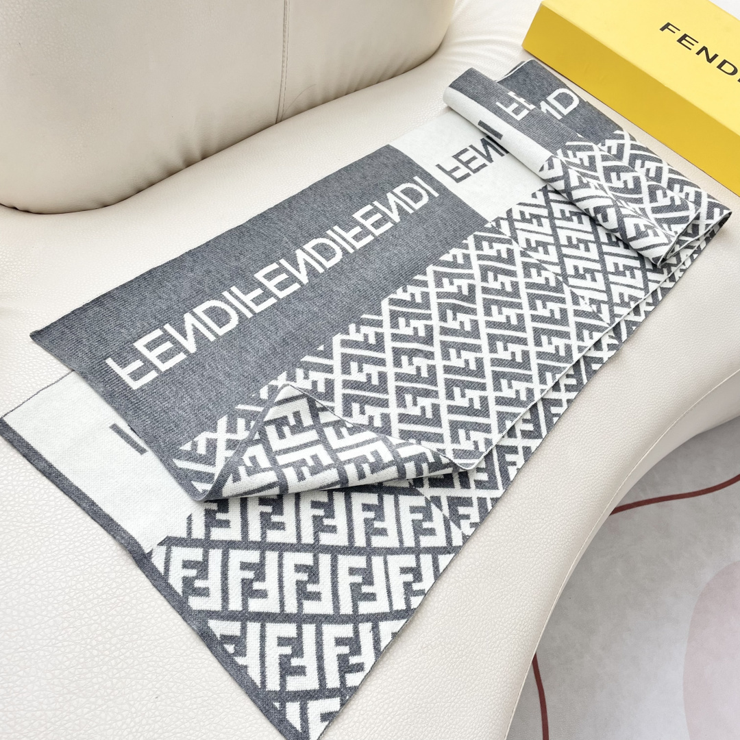 爆款上新 情侣款👍👍芬迪 独家牛货🐂 奢华尽在尺寸之间，高端品质‼️具有超高羊绒品质才会被此品牌青睐‼️