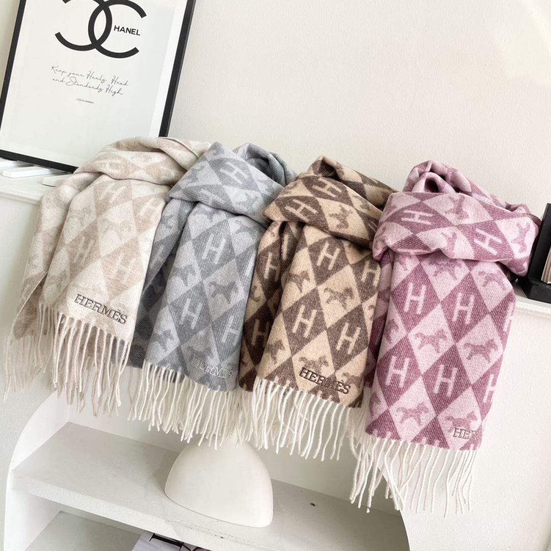 上新爱马仕男女款围巾且买且珍惜😍~都是出口订单所以比较难遇❤️东西讲究少而精😍好看的一定要收😎这款H家女