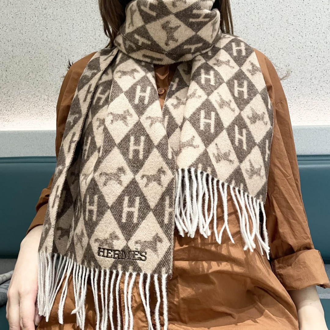 上新爱马仕男女款围巾且买且珍惜😍~都是出口订单所以比较难遇❤️东西讲究少而精😍好看的一定要收😎这款H家女