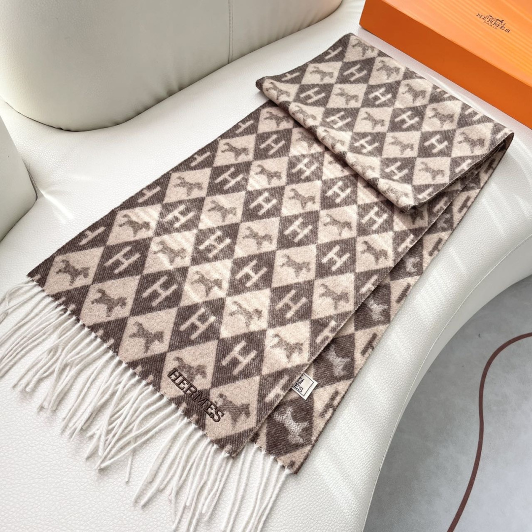 上新爱马仕男女款围巾且买且珍惜😍~都是出口订单所以比较难遇❤️东西讲究少而精😍好看的一定要收😎这款H家女
