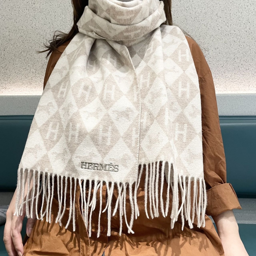 上新爱马仕男女款围巾且买且珍惜😍~都是出口订单所以比较难遇❤️东西讲究少而精😍好看的一定要收😎这款H家女