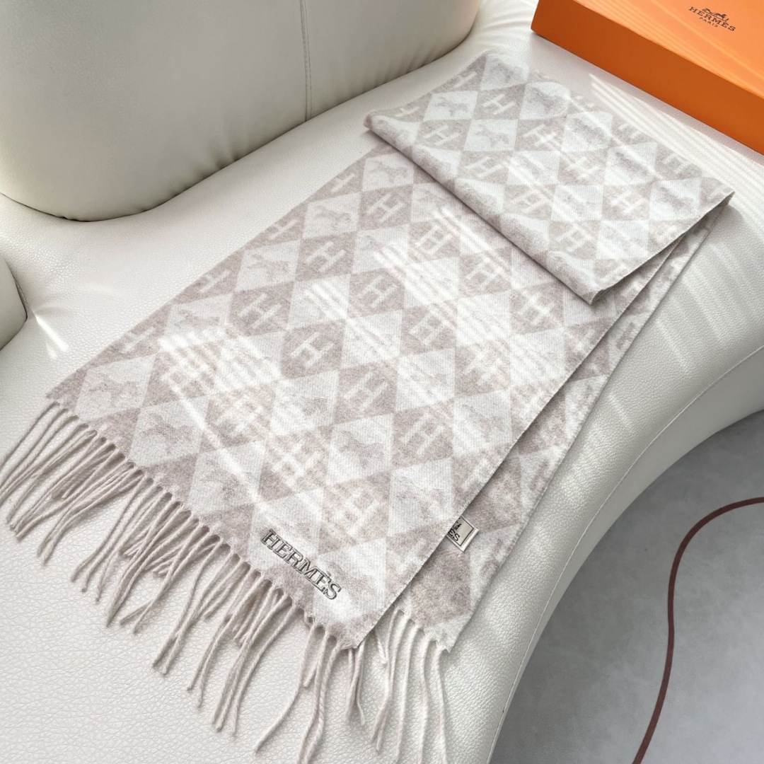 上新爱马仕男女款围巾且买且珍惜😍~都是出口订单所以比较难遇❤️东西讲究少而精😍好看的一定要收😎这款H家女