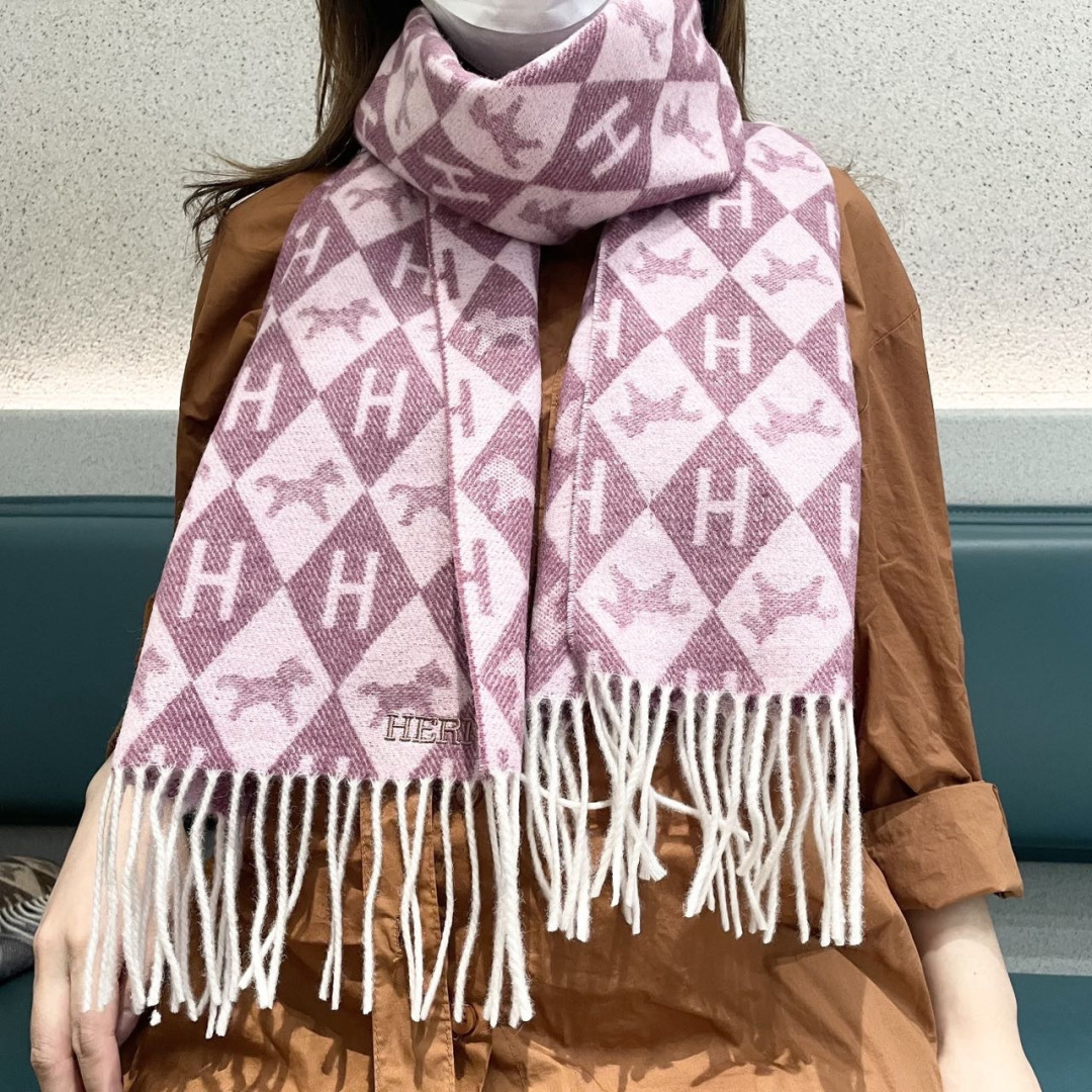 上新爱马仕男女款围巾且买且珍惜😍~都是出口订单所以比较难遇❤️东西讲究少而精😍好看的一定要收😎这款H家女