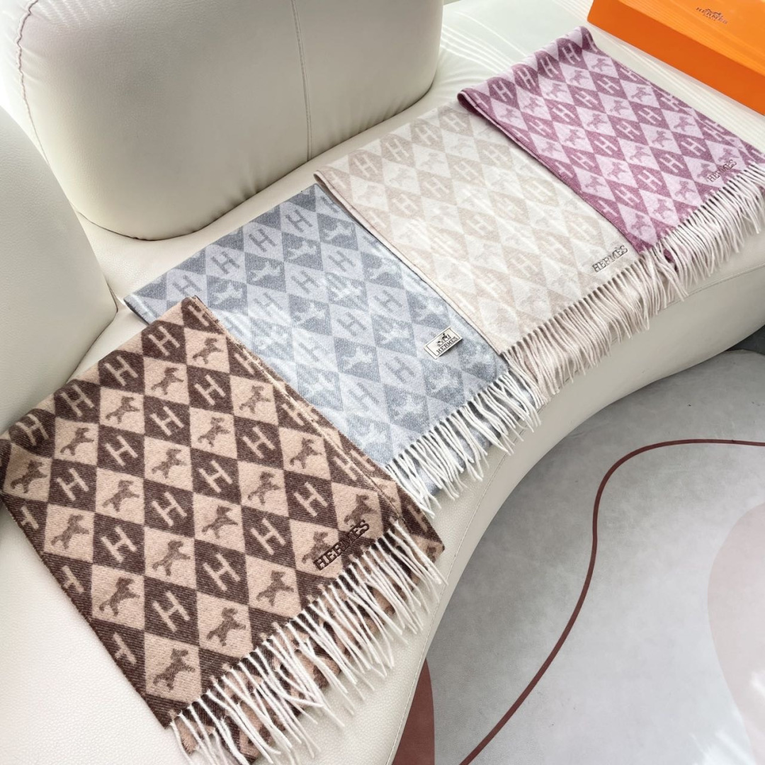 上新爱马仕男女款围巾且买且珍惜😍~都是出口订单所以比较难遇❤️东西讲究少而精😍好看的一定要收😎这款H家女