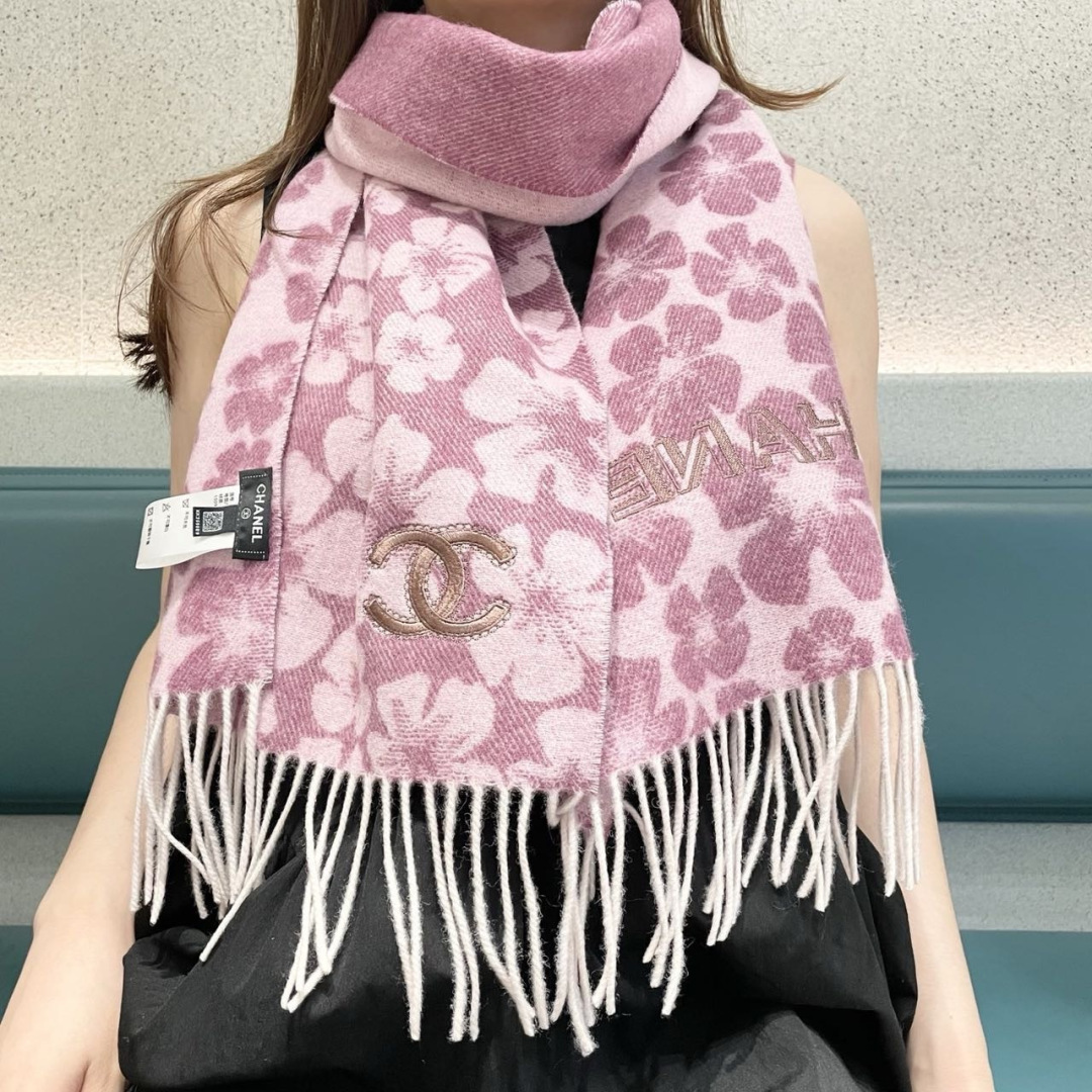 香奈儿新款出来炸街啦黑色系色调真的无敌经典了。不是俗气的漂白。就本色调，带点米的高级配色。～百分百纯山羊