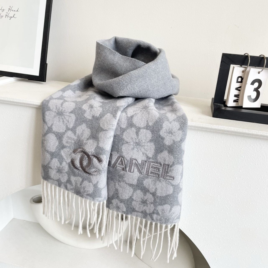 香奈儿新款出来炸街啦黑色系色调真的无敌经典了。不是俗气的漂白。就本色调，带点米的高级配色。～百分百纯山羊