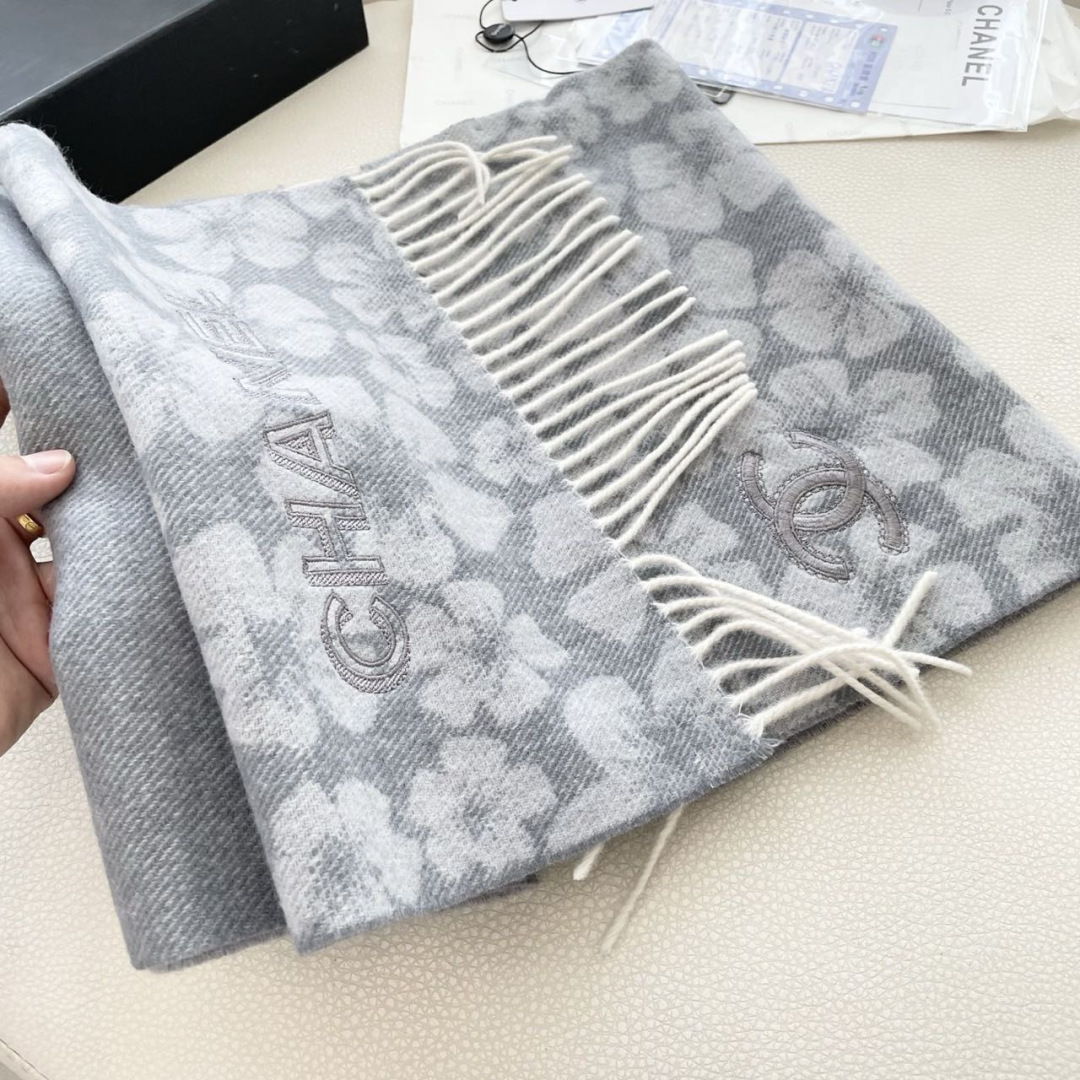 香奈儿新款出来炸街啦黑色系色调真的无敌经典了。不是俗气的漂白。就本色调，带点米的高级配色。～百分百纯山羊