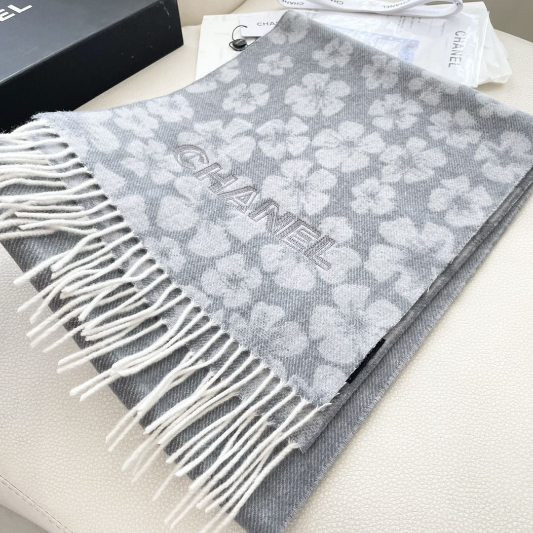 香奈儿新款出来炸街啦黑色系色调真的无敌经典了。不是俗气的漂白。就本色调，带点米的高级配色。～百分百纯山羊