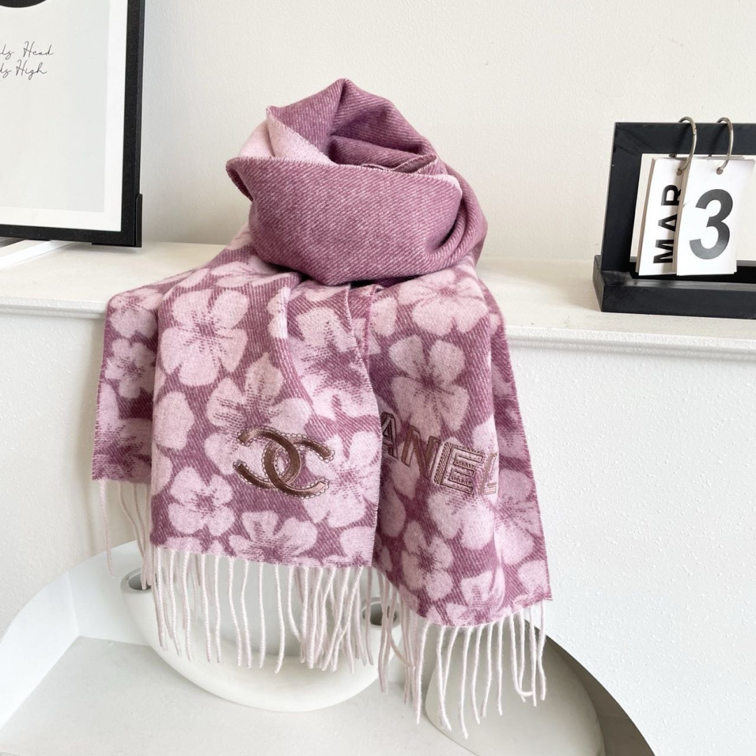 香奈儿新款出来炸街啦黑色系色调真的无敌经典了。不是俗气的漂白。就本色调，带点米的高级配色。～百分百纯山羊