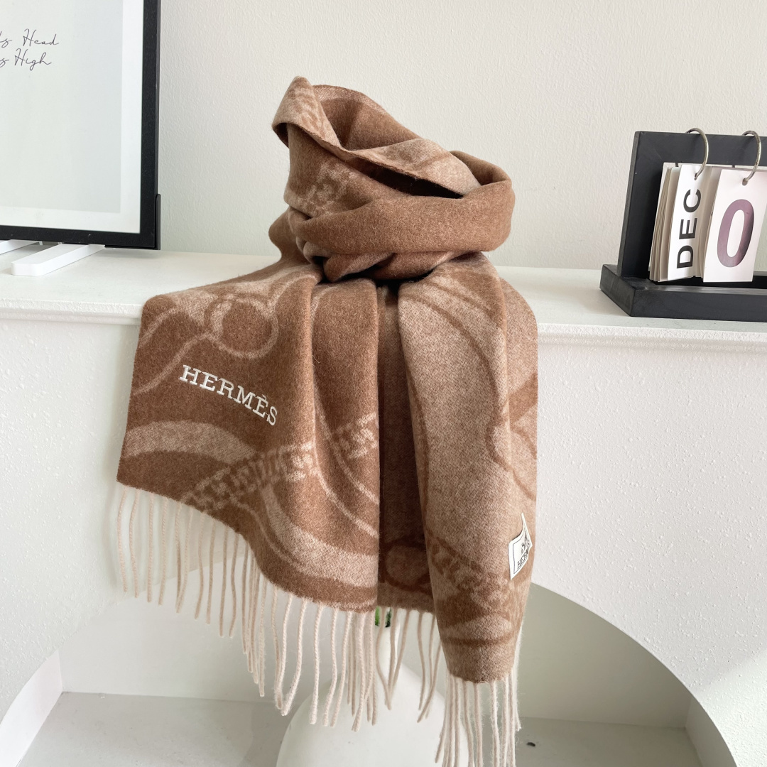 上新爱马仕男女款围巾且买且珍惜😍~都是出口订单所以比较难遇❤️东西讲究少而精😍好看的一定要收😎这款H家女