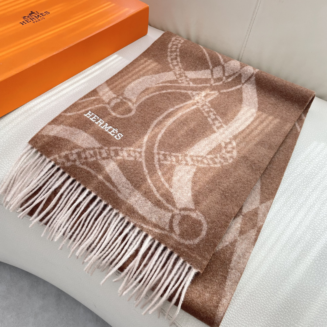 上新爱马仕男女款围巾且买且珍惜😍~都是出口订单所以比较难遇❤️东西讲究少而精😍好看的一定要收😎这款H家女