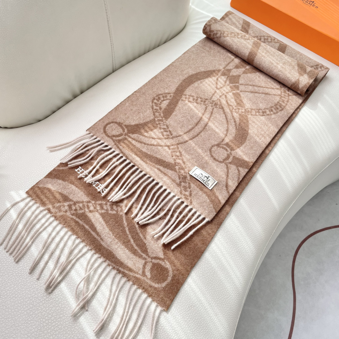 上新爱马仕男女款围巾且买且珍惜😍~都是出口订单所以比较难遇❤️东西讲究少而精😍好看的一定要收😎这款H家女