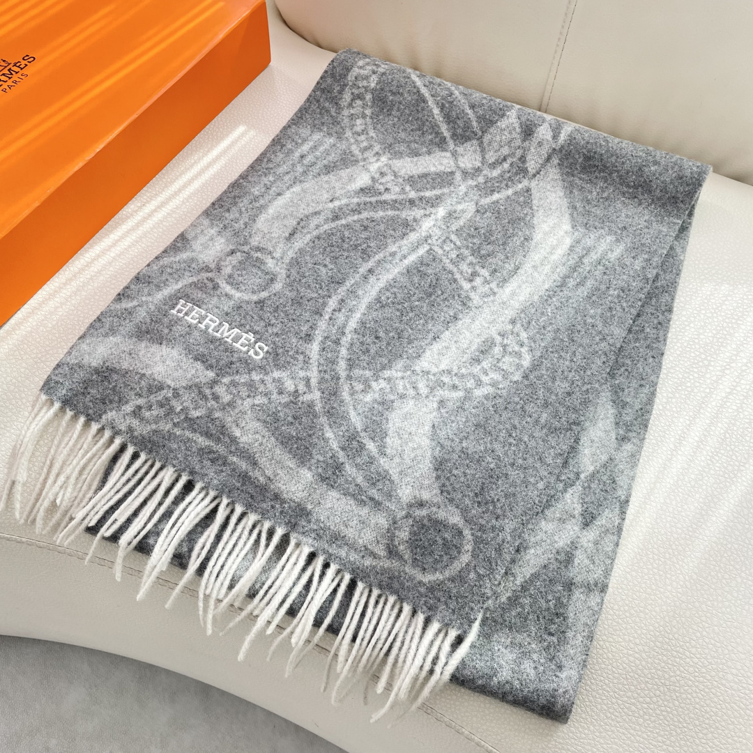 上新爱马仕男女款围巾且买且珍惜😍~都是出口订单所以比较难遇❤️东西讲究少而精😍好看的一定要收😎这款H家女