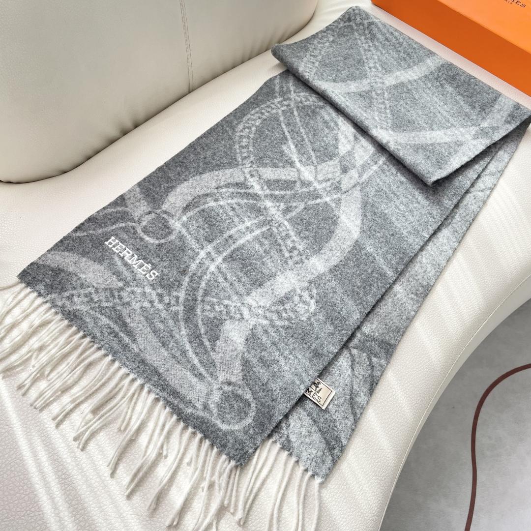 上新爱马仕男女款围巾且买且珍惜😍~都是出口订单所以比较难遇❤️东西讲究少而精😍好看的一定要收😎这款H家女