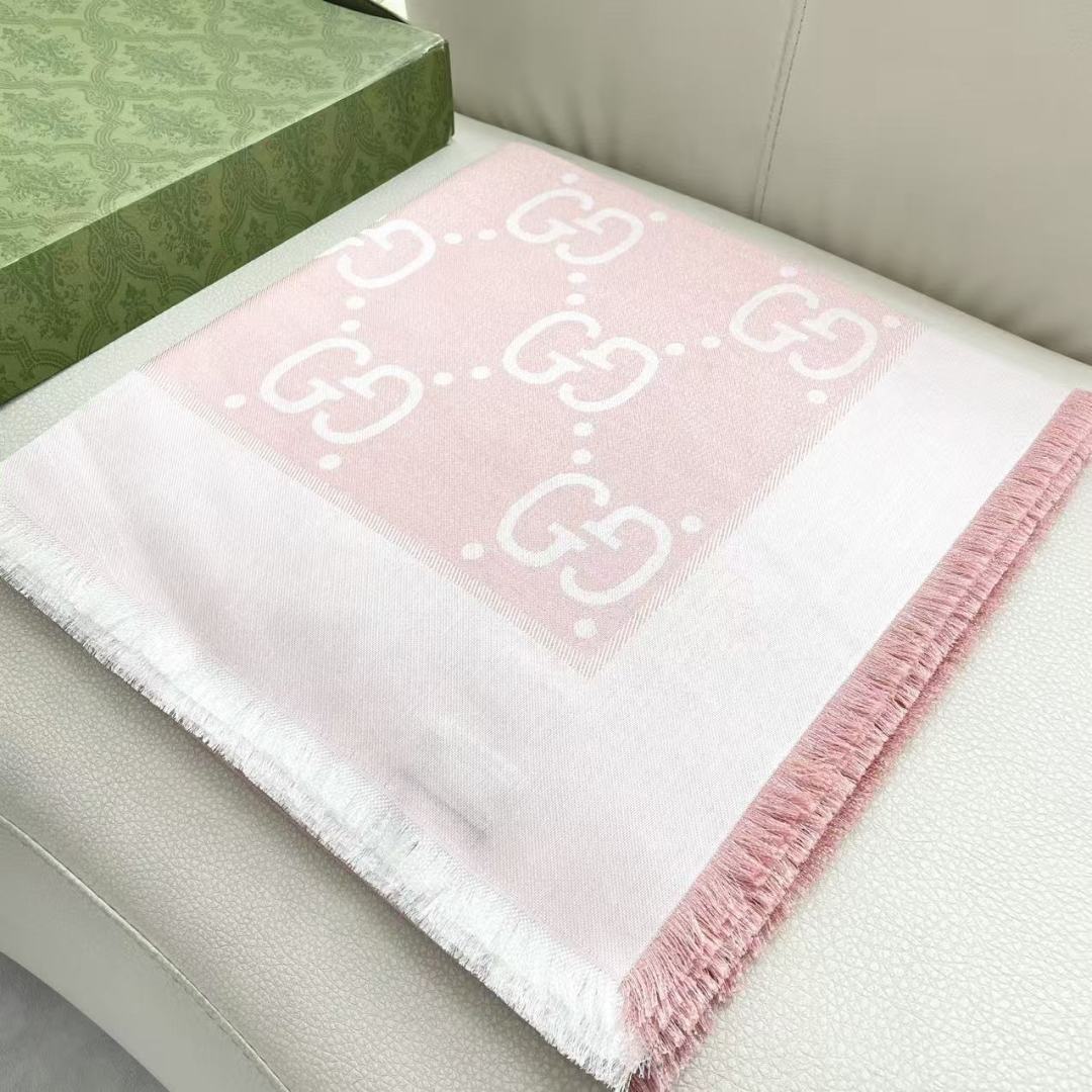 🆕  Gucci  · 古奇经典羊绒真丝围巾❗来个硬货.麻溜的安排上.纯正出口❗原订单已经交货一批，其中一批刚过海关，直