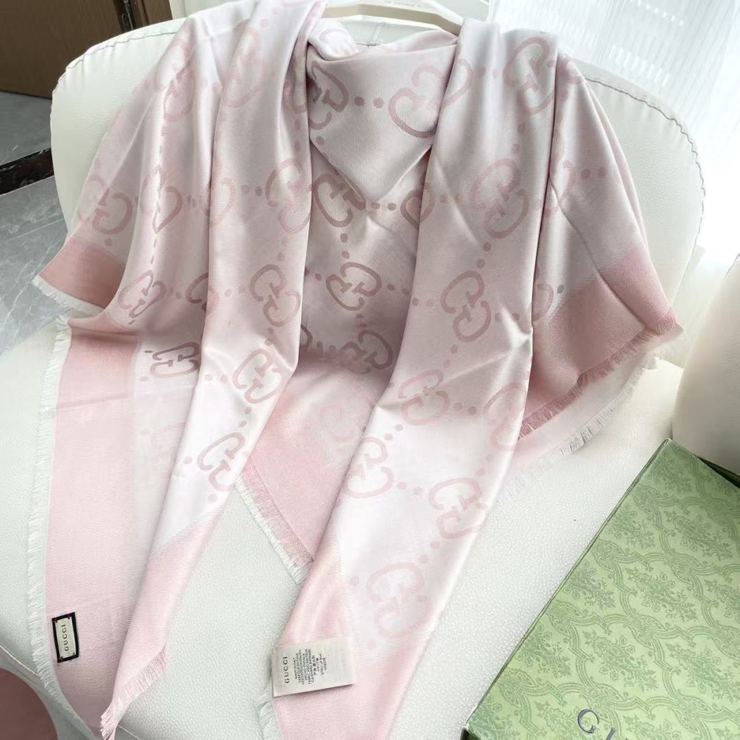 🆕  Gucci  · 古奇经典羊绒真丝围巾❗来个硬货.麻溜的安排上.纯正出口❗原订单已经交货一批，其中一批刚过海关，直