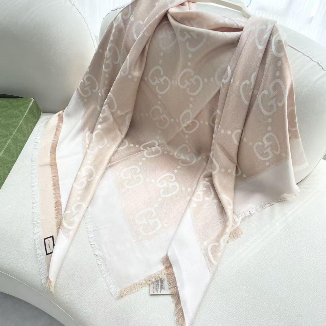 🆕  Gucci  · 古奇经典羊绒真丝围巾❗来个硬货.麻溜的安排上.纯正出口❗原订单已经交货一批，其中一批刚过海关，直