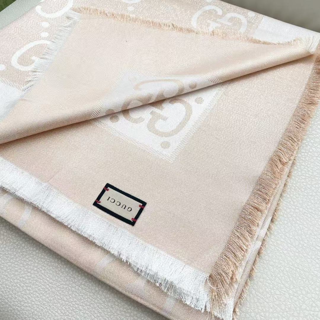 🆕  Gucci  · 古奇经典羊绒真丝围巾❗来个硬货.麻溜的安排上.纯正出口❗原订单已经交货一批，其中一批刚过海关，直